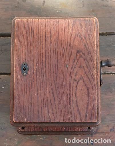 Antig&uuml;edades: Antiguo Generador de Magneto en Caja de Madera con Manivela y Cerradura (Telecomunicaci&oacute;n / Ferrovia