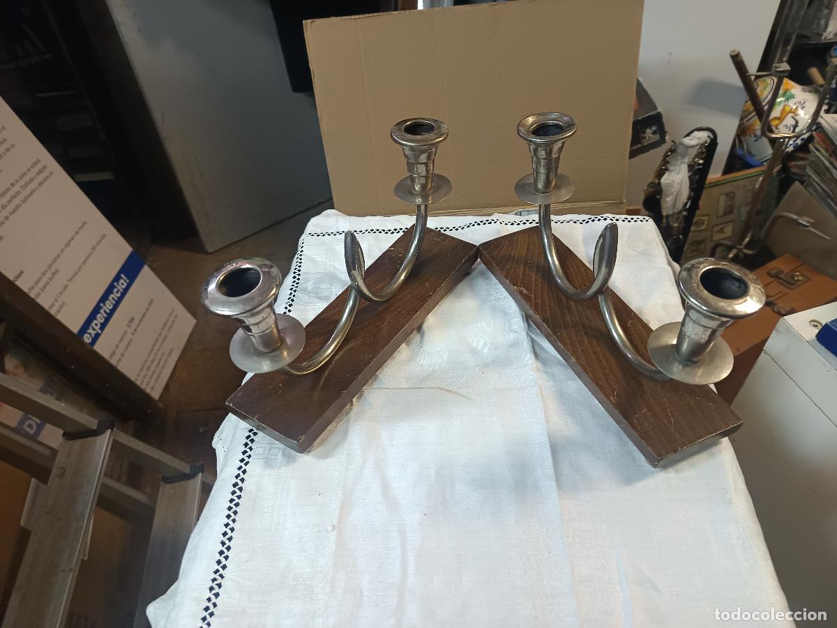 Antig&uuml;edades: PAREJA DE CANDELABROS DE MADERA Y LATON, MODERNISTAS,