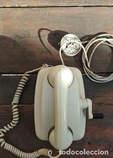 Antig&uuml;edades: Tel&eacute;fono Antiguo de Magneto con Manivela y Carcasa Pl&aacute;stica Vintage (Mina / Campa&ntilde;a / Industrial)