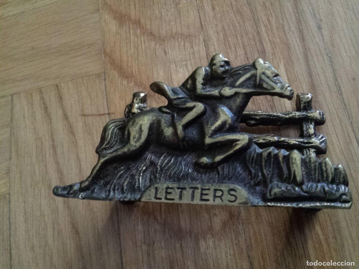 Antig&uuml;edades: reposacartas Jinete y caballo de bronce saltando sobre un estante para cartas