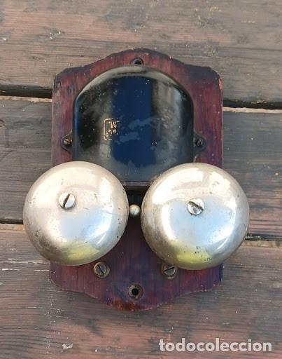Antig&uuml;edades: Antiguo Timbre de Doble Campana L.M. ERICSSON en Peana de Madera Vintage