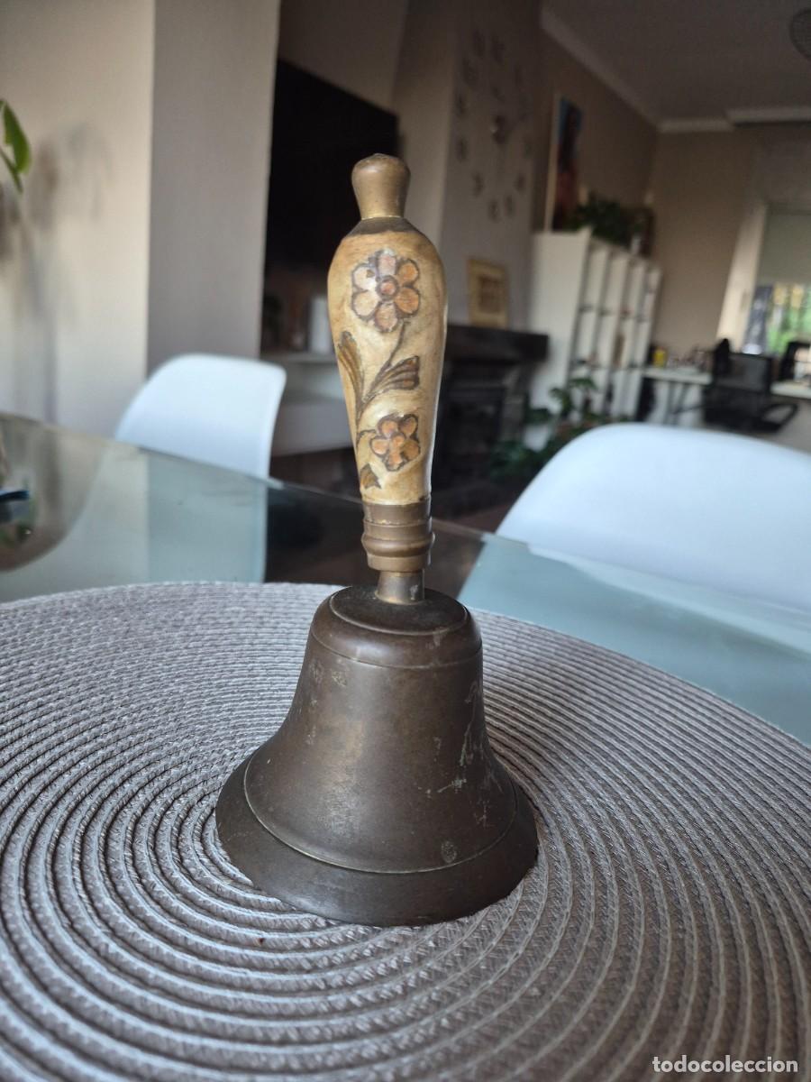 Antig&uuml;edades: Campana laton de servicio con flores. 17cm alto