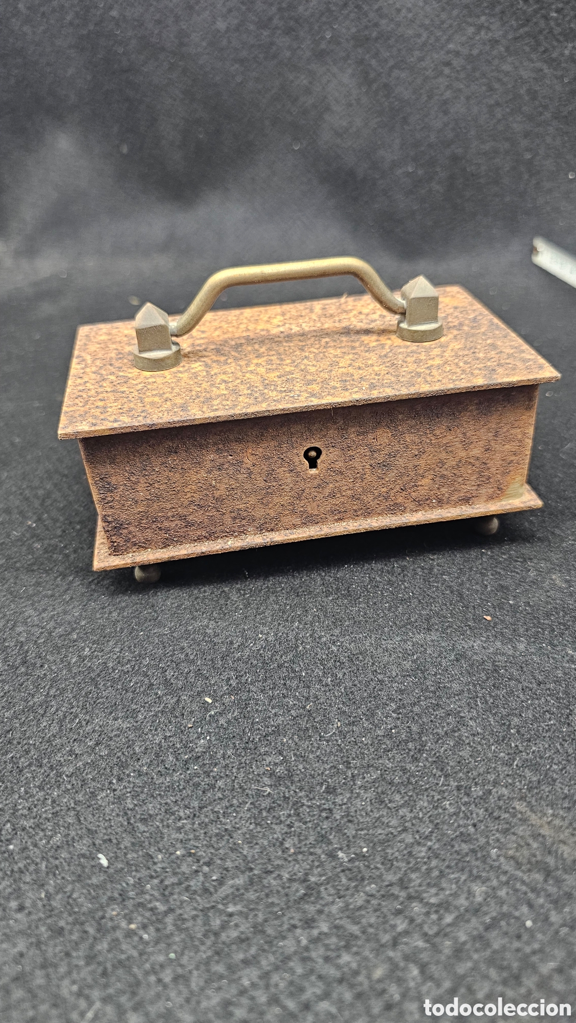 Antig&uuml;edades: Antigua caja de caudales de hierro grueso y decoraciones de bronce