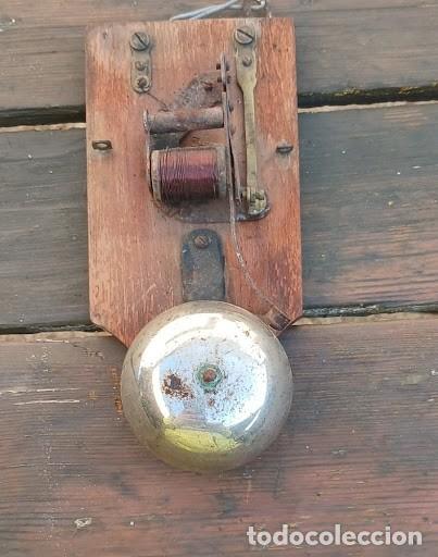 Antig&uuml;edades: Antiguo Timbre El&eacute;ctrico de Estructura Abierta en Madera (Bobina Vista - Principios S. XX)