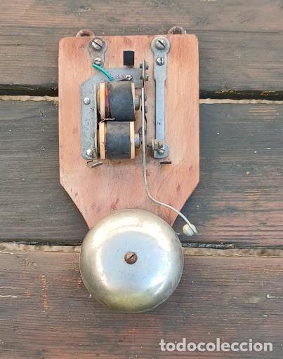 Antig&uuml;edades: Antiguo Timbre El&eacute;ctrico de Doble Bobina Vista en Peana de Madera Vintage
