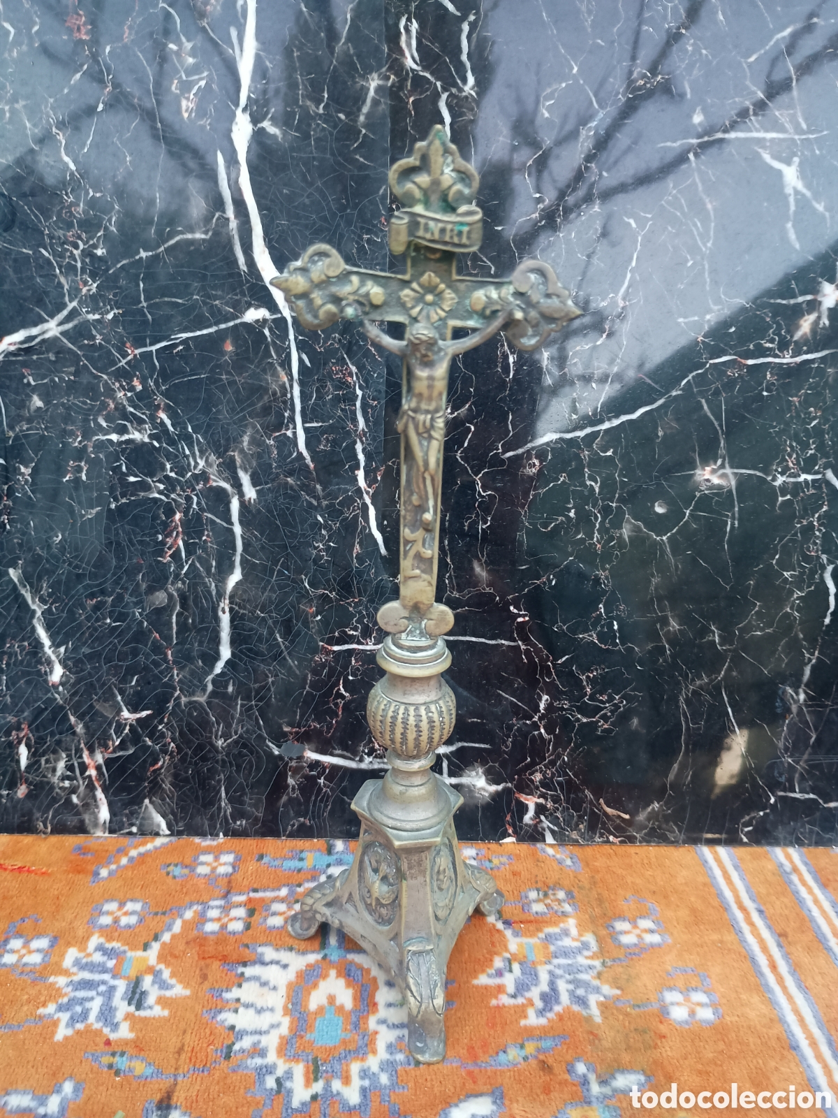 Antig&uuml;edades: Crucifijo bas&eacute; altar - Foto 1