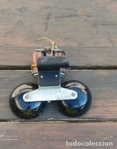 Antig&uuml;edades: Mecanismo Antiguo de Timbre Telef&oacute;nico con Doble Campana Negra y Soporte