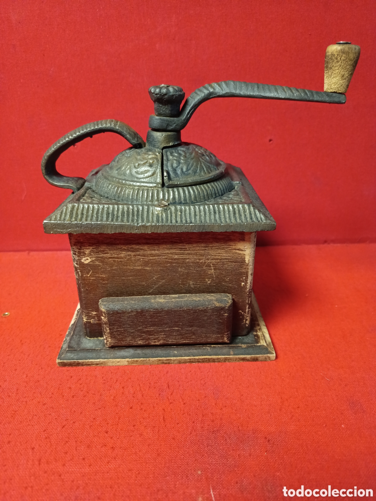 Antig&uuml;edades: Antiguo molinillo de hierro fundido y madera - Foto 1