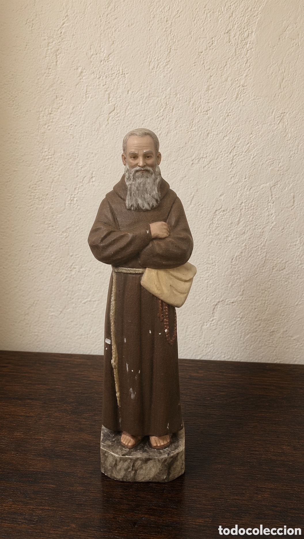 Antig&uuml;edades: Figura religiosa de Fray Leopoldo de Alpandeire, con h&aacute;bito marr&oacute;n, rosario y libro