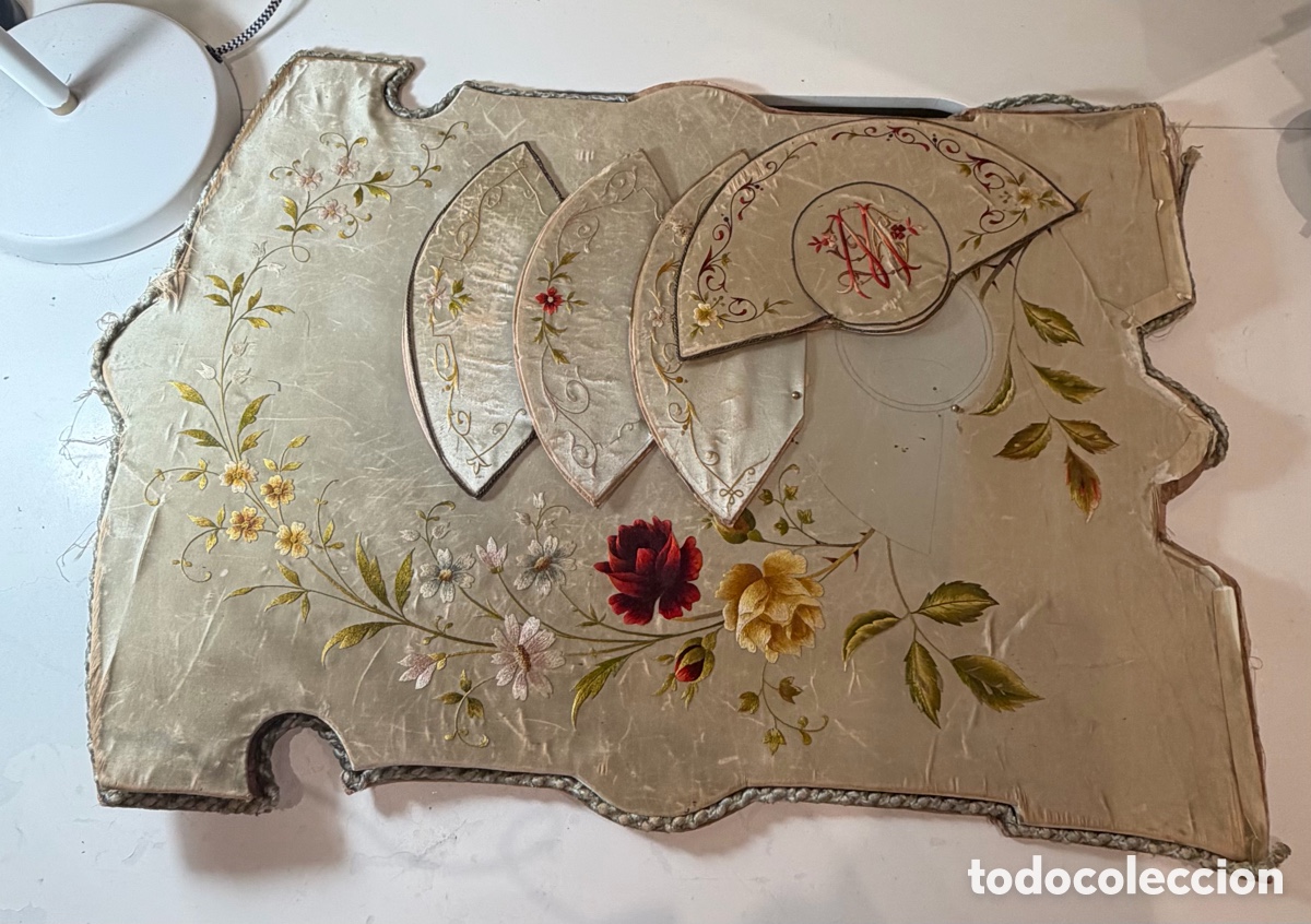 Antig&uuml;edades: Panel bordado a mano en seda flores monograma