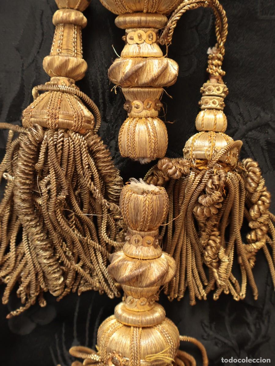 Antig&uuml;edades: Conjunto de cuatro borlas elaboradas en hilo de oro. Pps. S. XX.