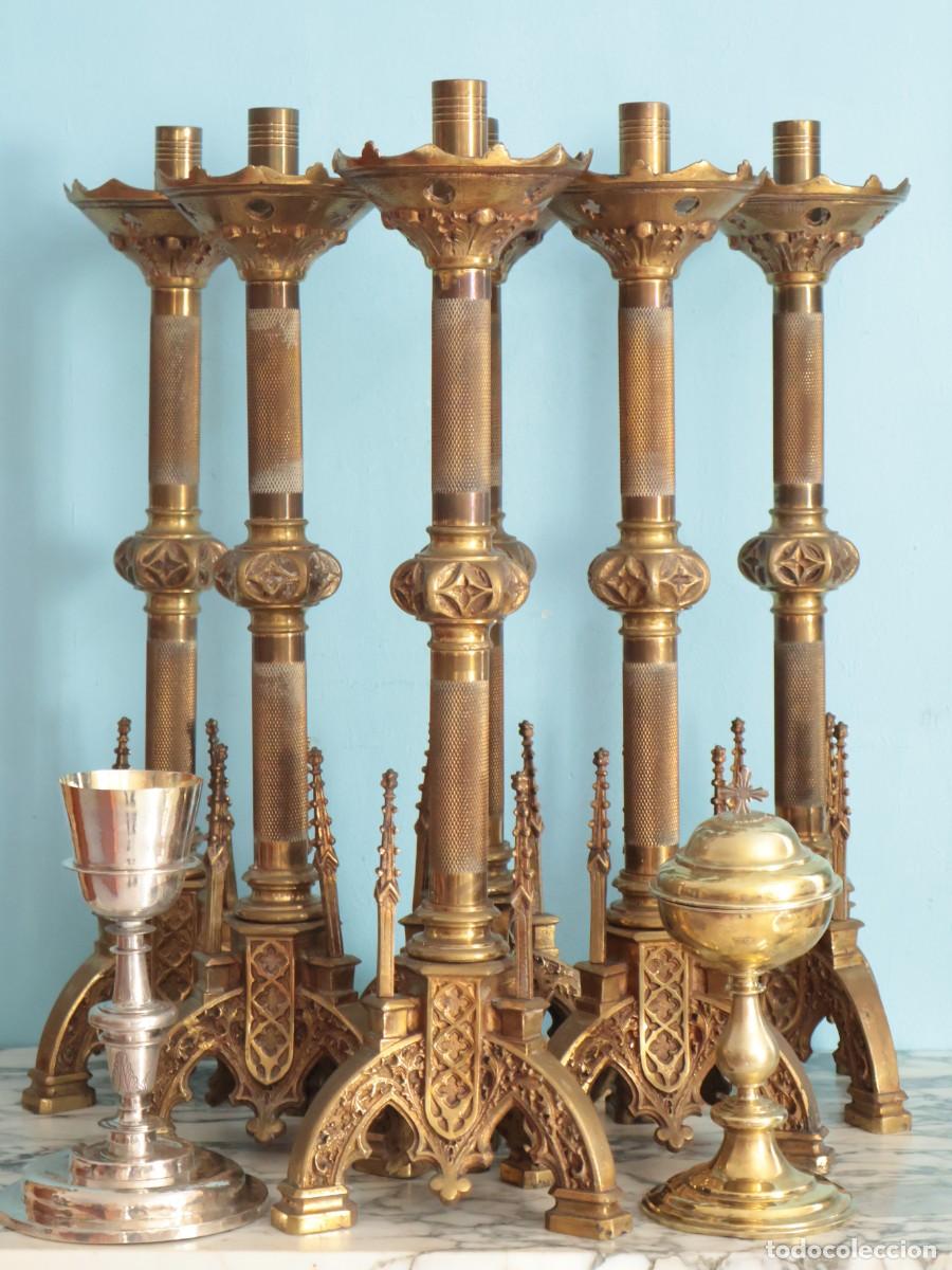 Antig&uuml;edades: Gran conjunto de seis candeleros eclesi&aacute;sticos del siglo XIX de estilo neog&oacute;tico. Altura de 62 cm
