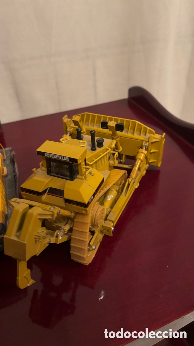 Antig&uuml;edades: Lote de maquetas a escala de maquinaria obra p&uacute;blica (Caterpillar y Volvo)