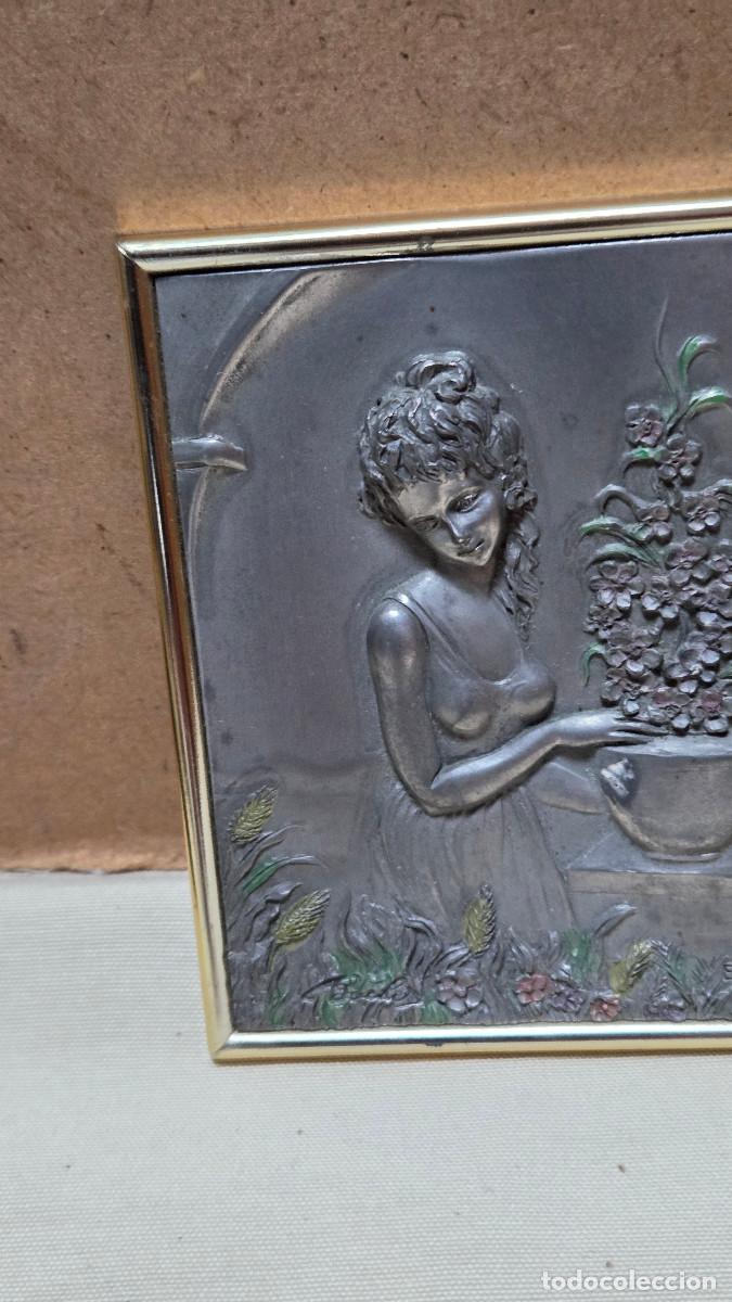 Antig&uuml;edades: placa de esta&ntilde;o mujer y flores