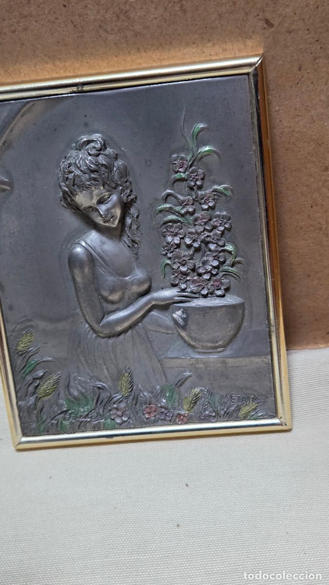 Antig&uuml;edades: placa de esta&ntilde;o mujer y flores - Foto 3