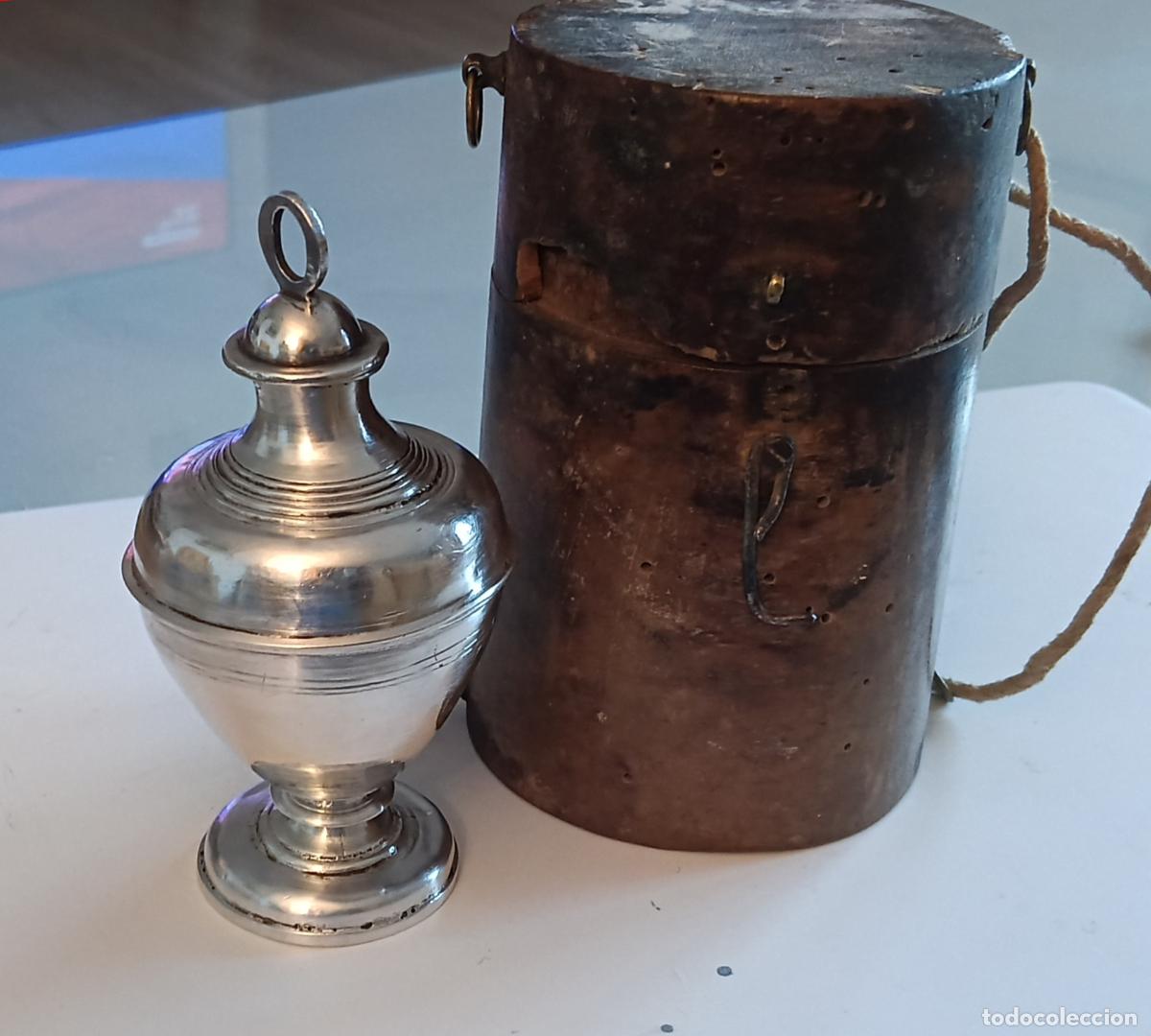 Antig&uuml;edades: Crismera de plata de ley antigua siglo XVll con su caja de madera original