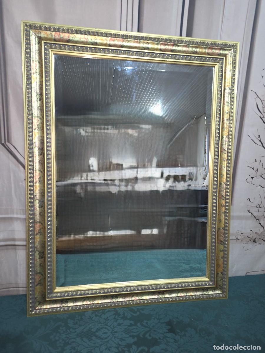 Antig&uuml;edades: Espejo de pared con un marco ancho de estilo cl&aacute;sico o barroco con acabado dorado