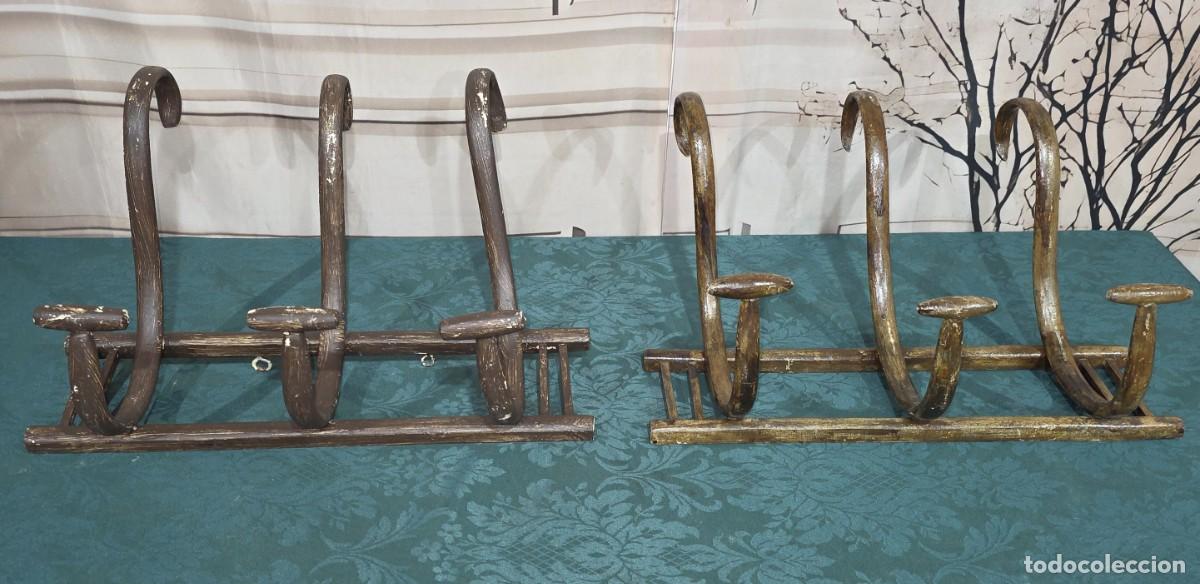 Antig&uuml;edades: Par de percheros de pared antiguos de madera curvada con tres ganchos