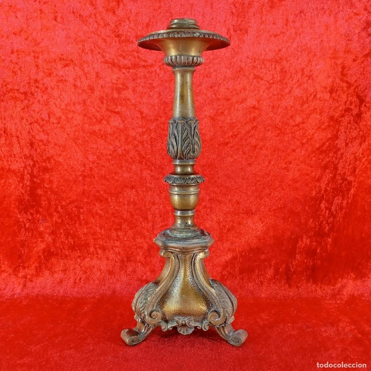 Antig&uuml;edades: ANTIGUO CANDELABRO DE ALTAR - ESCL&Eacute;SIASTICO - ORNAMENTADO A MANO - BRONCE FUNDIDO - 33 CM DE ALTO