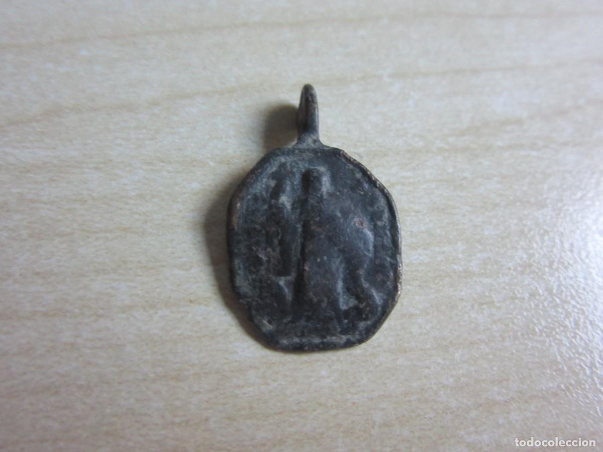Antig&uuml;edades: Medalla de San Benito Reverso Escudo de la Orden Bronce S XVIII Medidas 2,4 x 1,5 cm