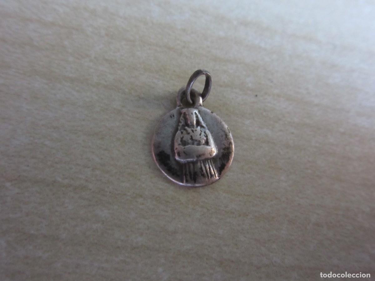 Antig&uuml;edades: Medalla posible plata de Jes&uacute;s de Medinaceli Mediados S XX Di&aacute;metro 0,9 cm