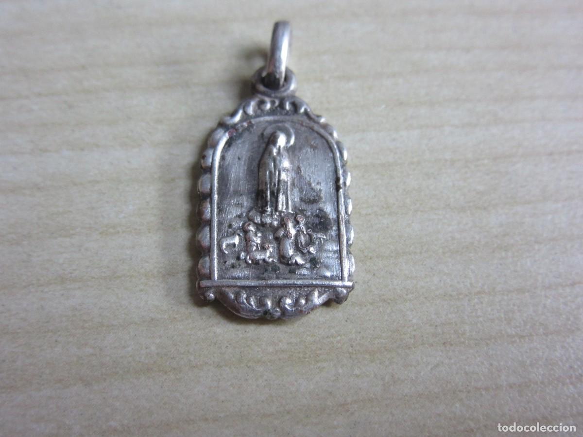 Antig&uuml;edades: Medalla de la Virgen de F&aacute;tima y su Santuario Mediados S XX Medidas 2,3 x1,1 cm