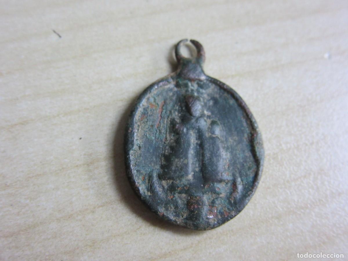 Antig&uuml;edades: Medalla de la Virgen de Guadalupe y San Jer&oacute;nimo S XVIII Bronce Medidas 2,6 x 1,8 cm