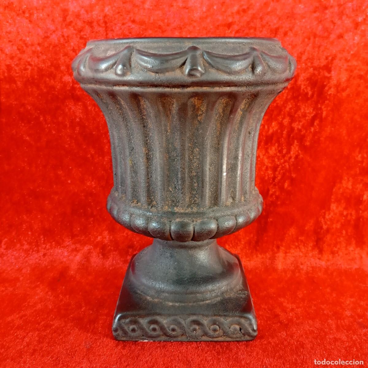 Antig&uuml;edades: MACETA DE JARDIN VINTAGE - HIERRO FUNDIDO - SIGLO XX - 17,5 CM DE ALTO - 12,5 CM DE DIAMETRO