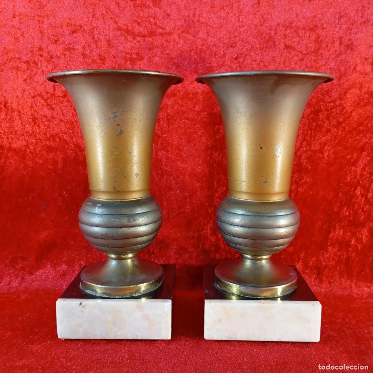 Antig&uuml;edades: PAR DE ANTIGUOS JARRONES DECORATIVOS - CHAPADOS EN METAL Y MARMOL - SIGLO XX - 25,5 CM DE ALTO