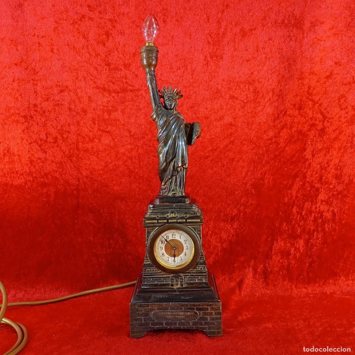 Antig&uuml;edades: ANTIGUA LAMPARA/RELOJ DECORATIVA - FORMA DE LA ESTUA DE LA LIBERTAD - 1920'S - 39 CM DE ALTO