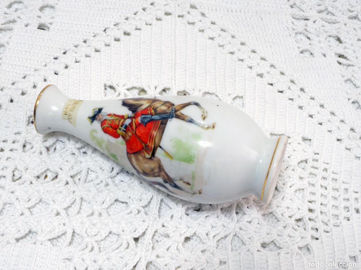 Antig&uuml;edades: Peque&ntilde;o jarr&oacute;n florero porcelana vintage tipo Escuela Espa&ntilde;ola de Equitaci&oacute;n de Viena recuerdo Porzu