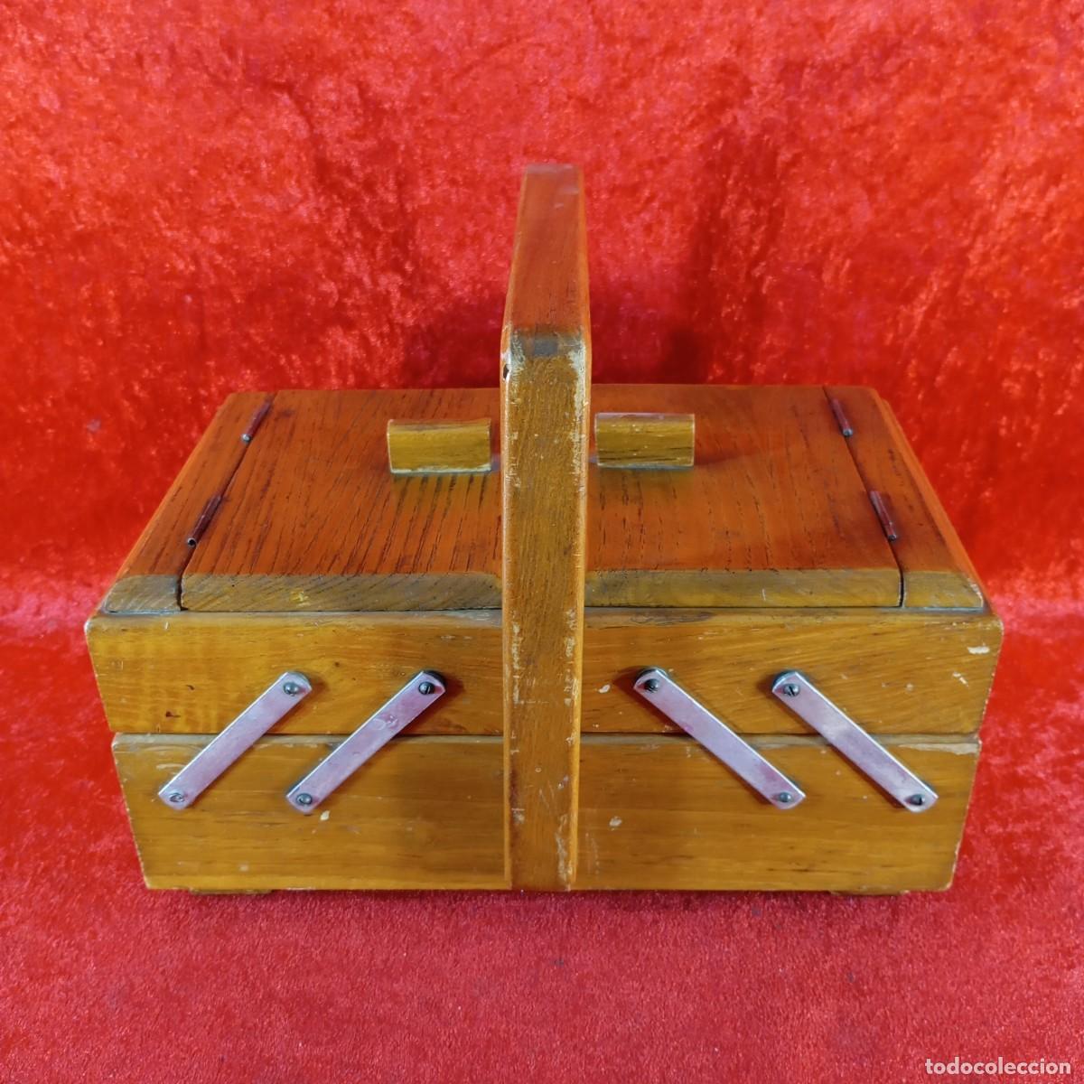 Antig&uuml;edades: ANTIGUO COSTURERO - ESTILO ACORDE&Oacute;N - FAB. EN MADERA - SIGLO XX - 23 CM ALTO - 17 X 29 CM