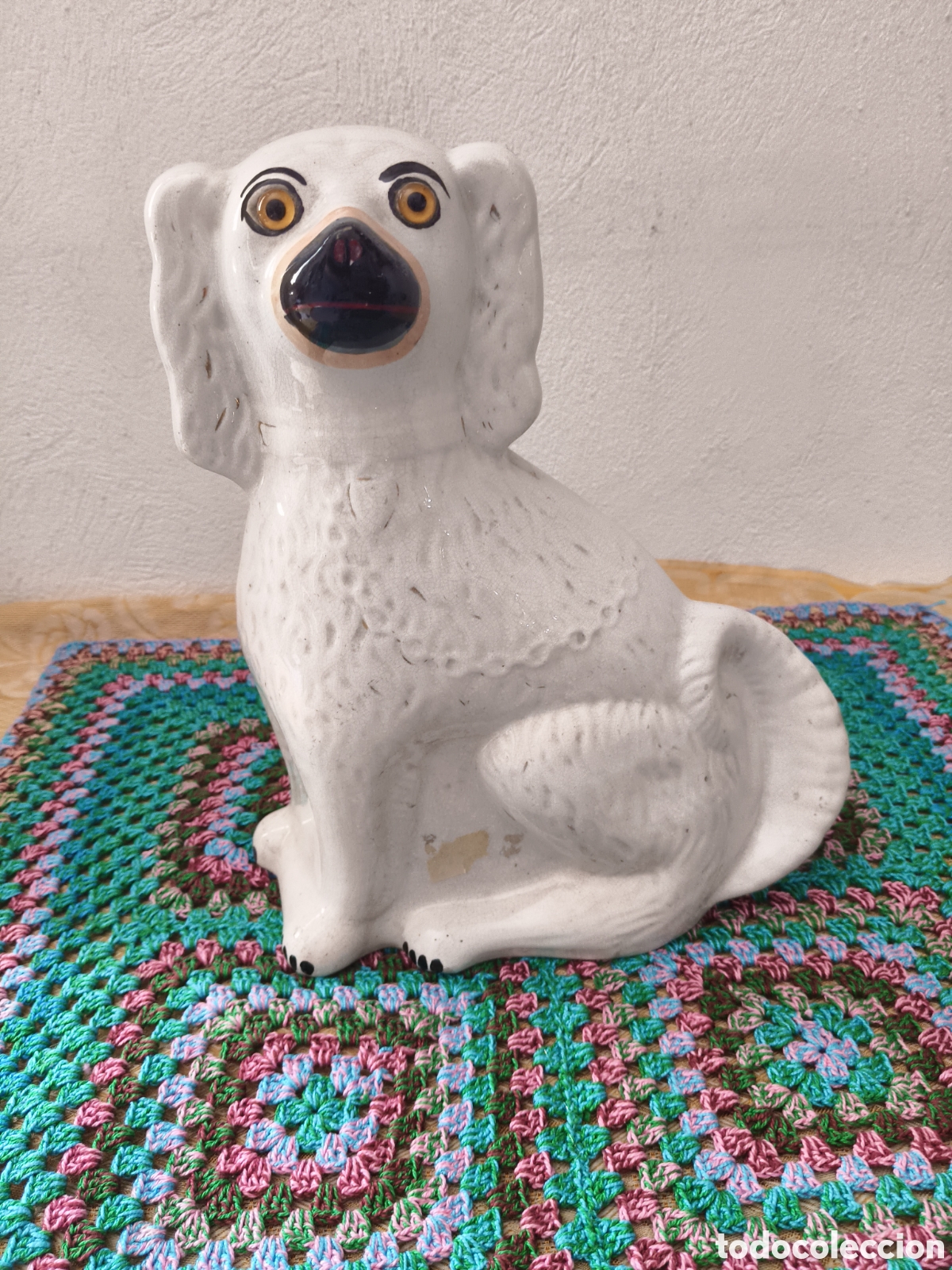 Antiguidades: Perro Staffordshire antiguo en ceramica blanca de finales del siglo XIX o primeros del XX