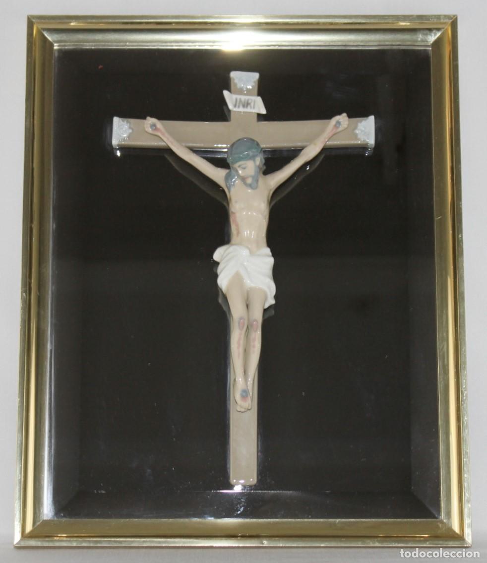 Antig&uuml;edades: Cristo crucificado en porcelana policromada enmarcado sobre espejo. Crucifijo religioso