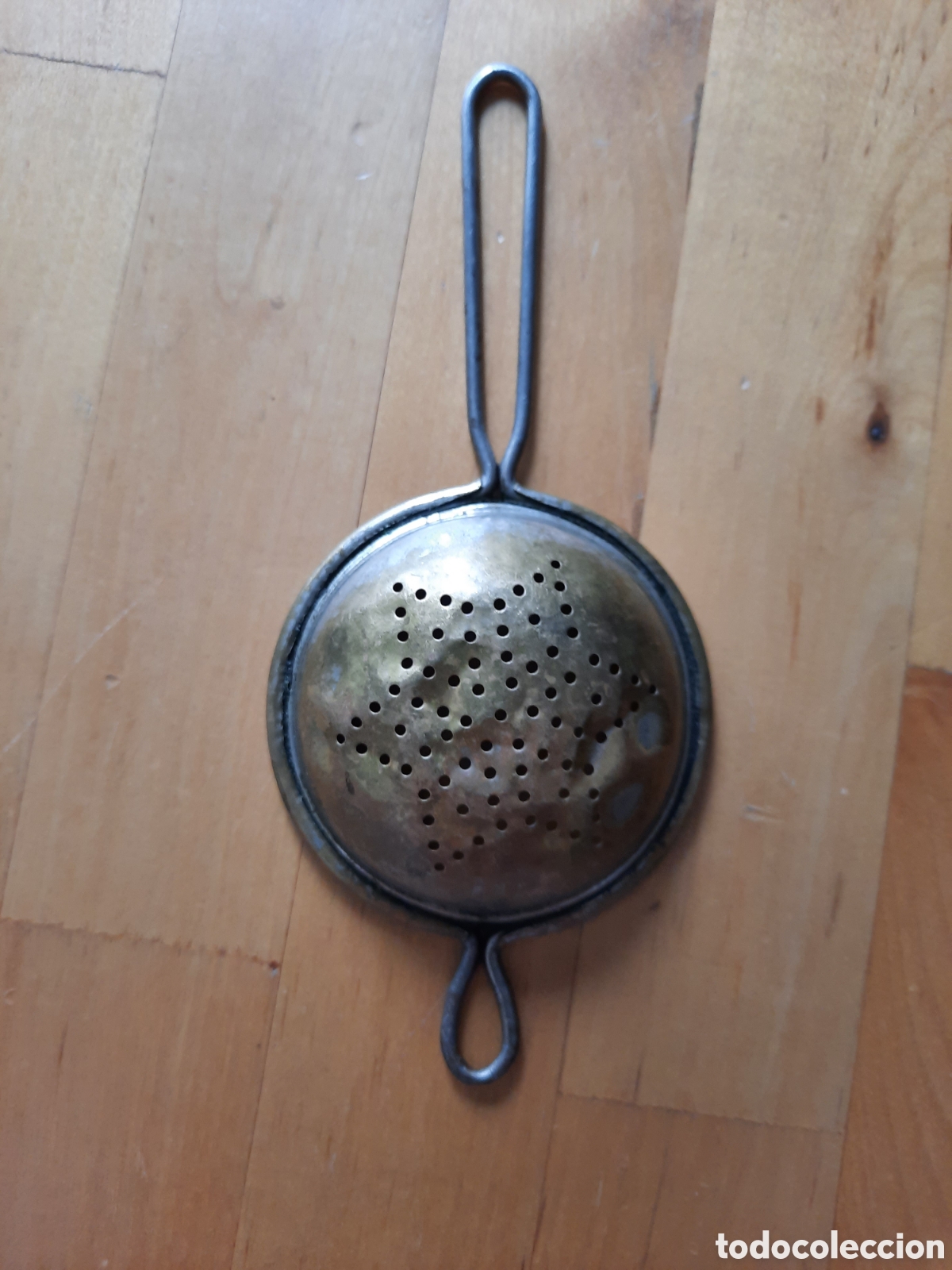 Antig&uuml;edades: Colador de t&eacute; antiguo fabricado en metal con ba&ntilde;o de plata o alpaca