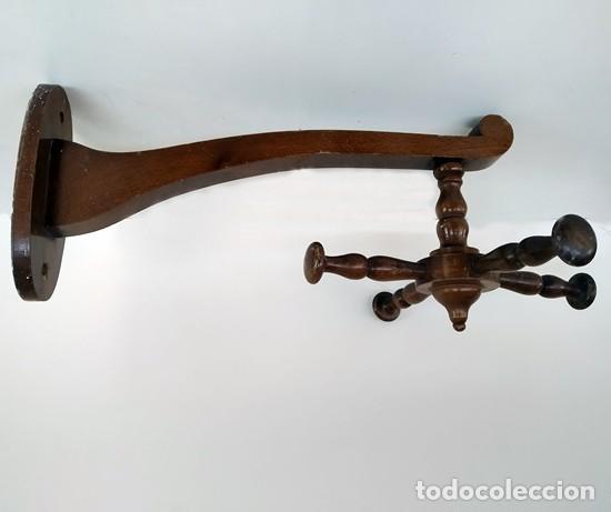 Antig&uuml;edades: Perchero antiguo de corbatas de madera