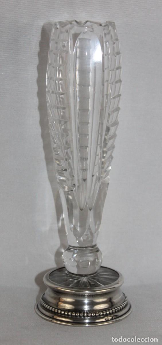 Antig&uuml;edades: Antiguo jarr&oacute;n de cristal tallado con base de plata de ley. Florero decorativo