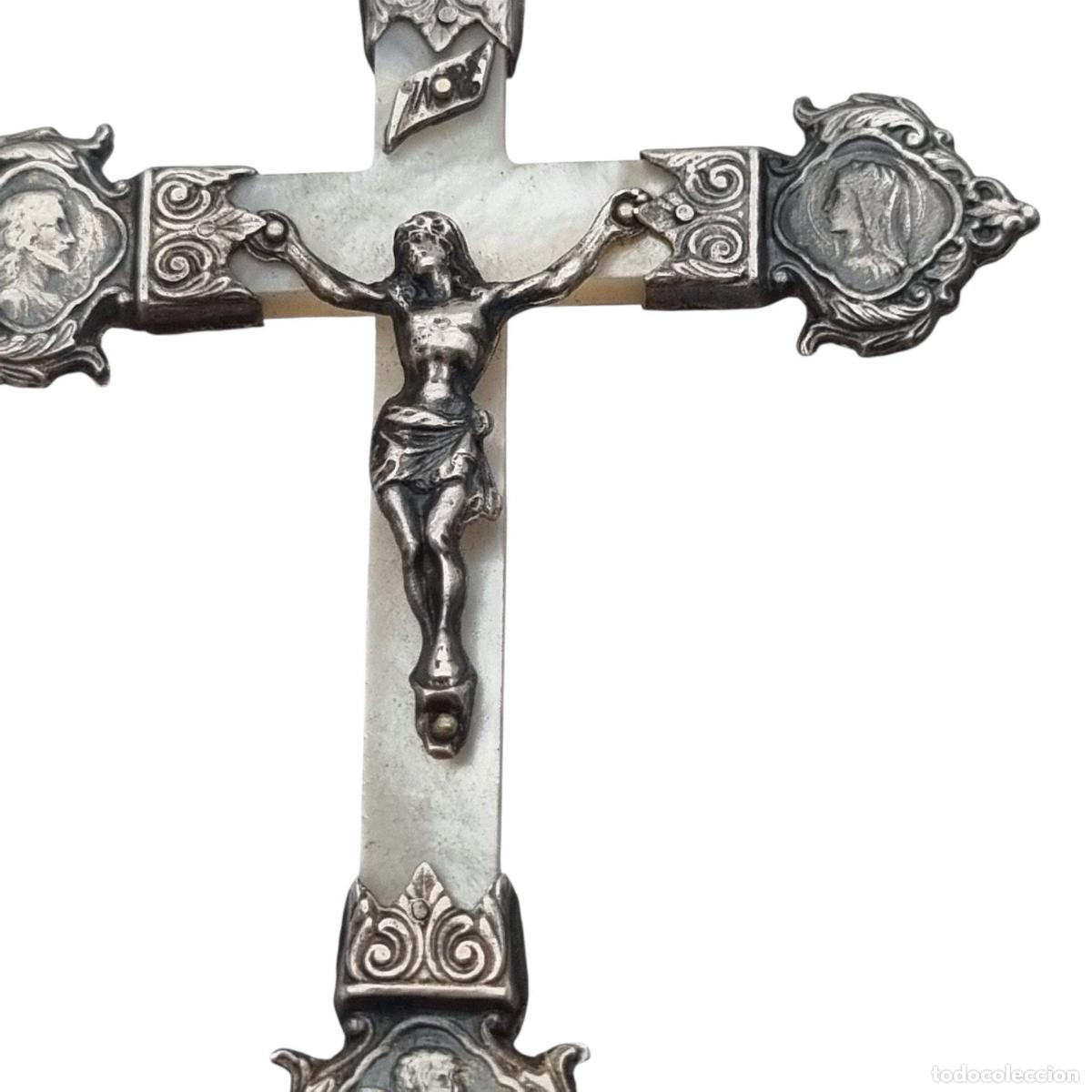 Antig&uuml;edades: Crucifijo antiguo de plata y n&aacute;car con medallones religiosos, Belle &Eacute;poque, circa 1900
