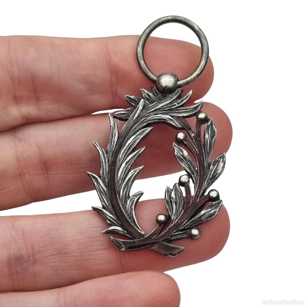 Antig&uuml;edades: Medalla Palmas Acad&eacute;micas de estilo neocl&aacute;sico ornamental, plata y esmalte violeta, Francia, modelo