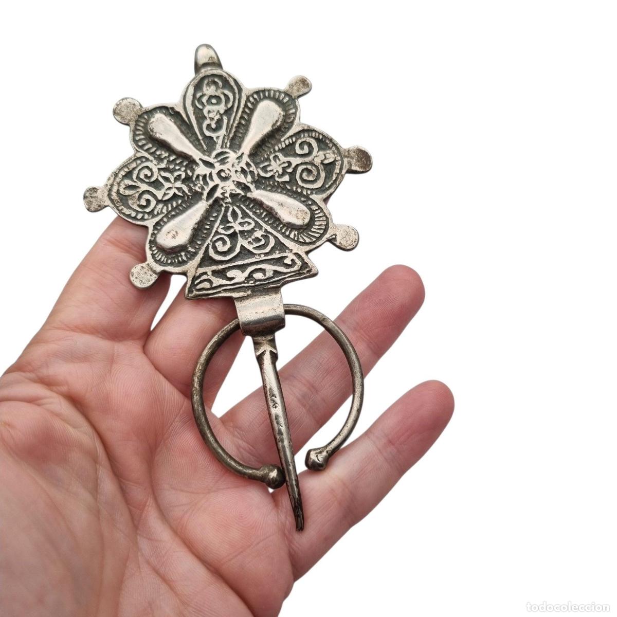 Antig&uuml;edades: F&iacute;bula antigua bereber de plata artesanal, joyer&iacute;a tribal tradicional del norte de &Aacute;frica, ca. 1930&ndash;