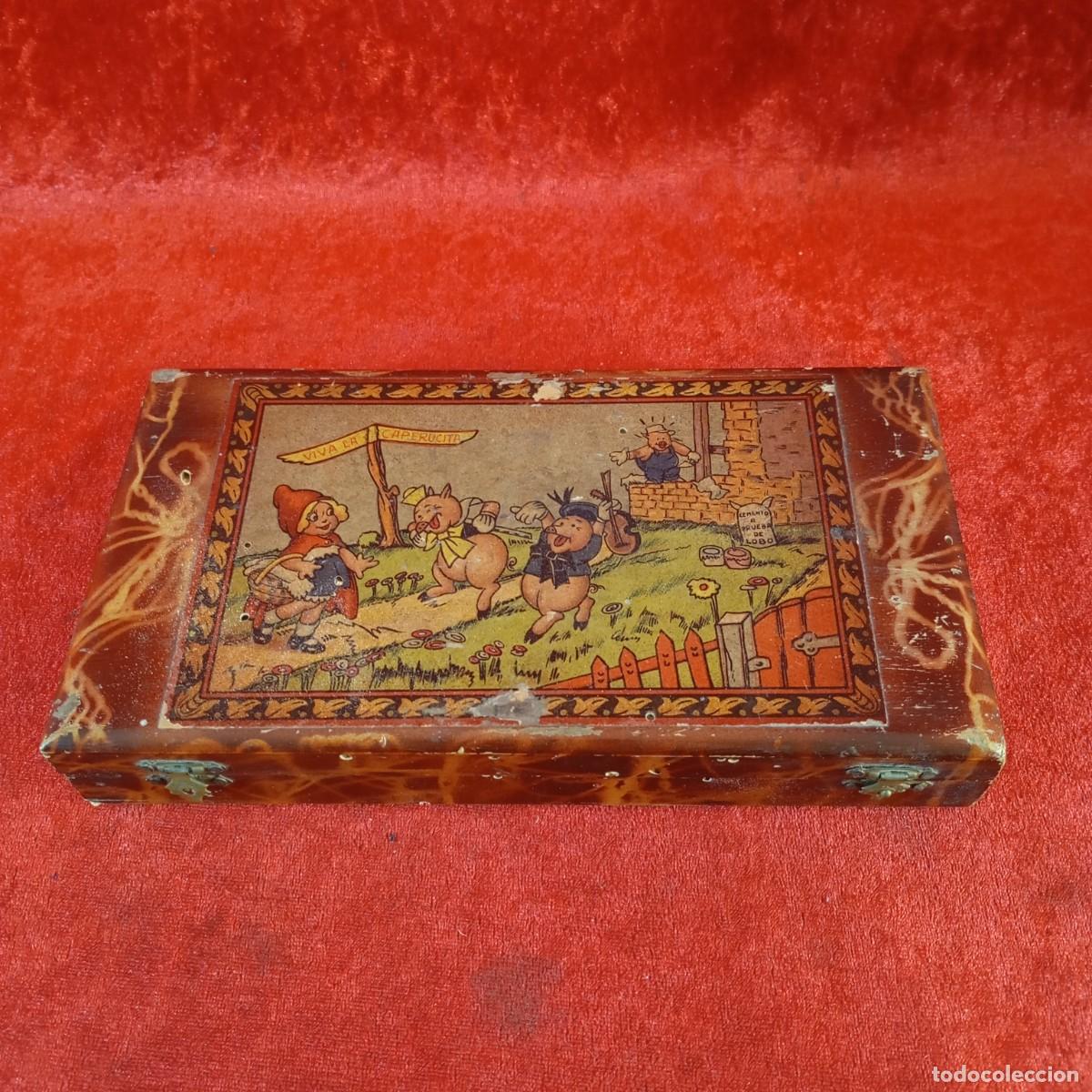 Antig&uuml;edades: ANTIGUA CAJA DE MADERA - TEMATICA DE CAPERUCITA ROJA Y LOS TRES CERDITOS - 12 X 22 CM
