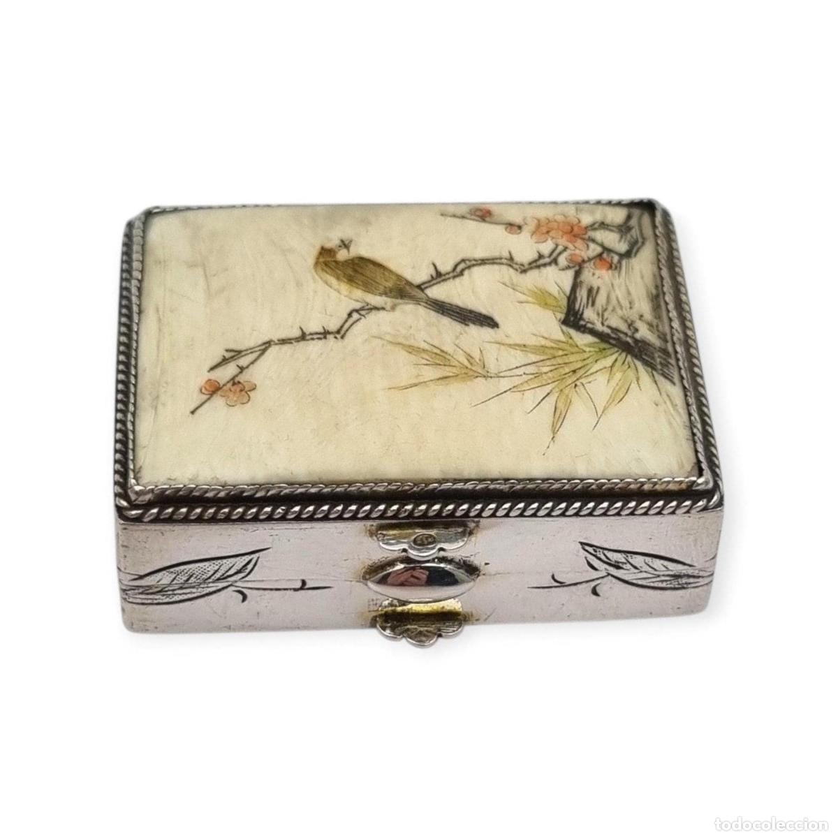 Antig&uuml;edades: Caja orientalista antigua de plata con p&aacute;jaro y flores pintados, decoraci&oacute;n japonesa, ca. 1900&ndash;1930