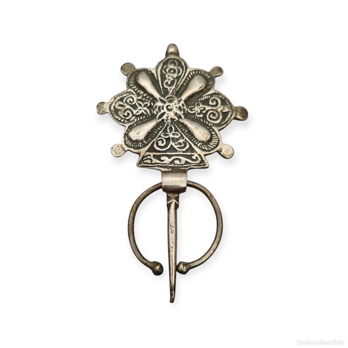 Antig&uuml;edades: F&iacute;bula antigua bereber de plata artesanal, joyer&iacute;a tribal tradicional del norte de &Aacute;frica, ca. 1930&ndash;