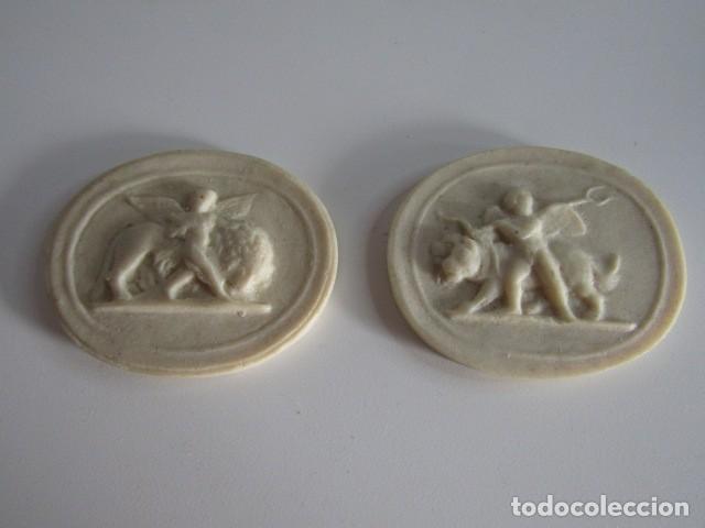 Antig&uuml;edades: PAREJA DE REPRODUCCIONES DE CAMAFEOS ANTIGUOS EN RELIEVE - MITOLOG&Iacute;A / EROS / PUTTI CON ANIMALES