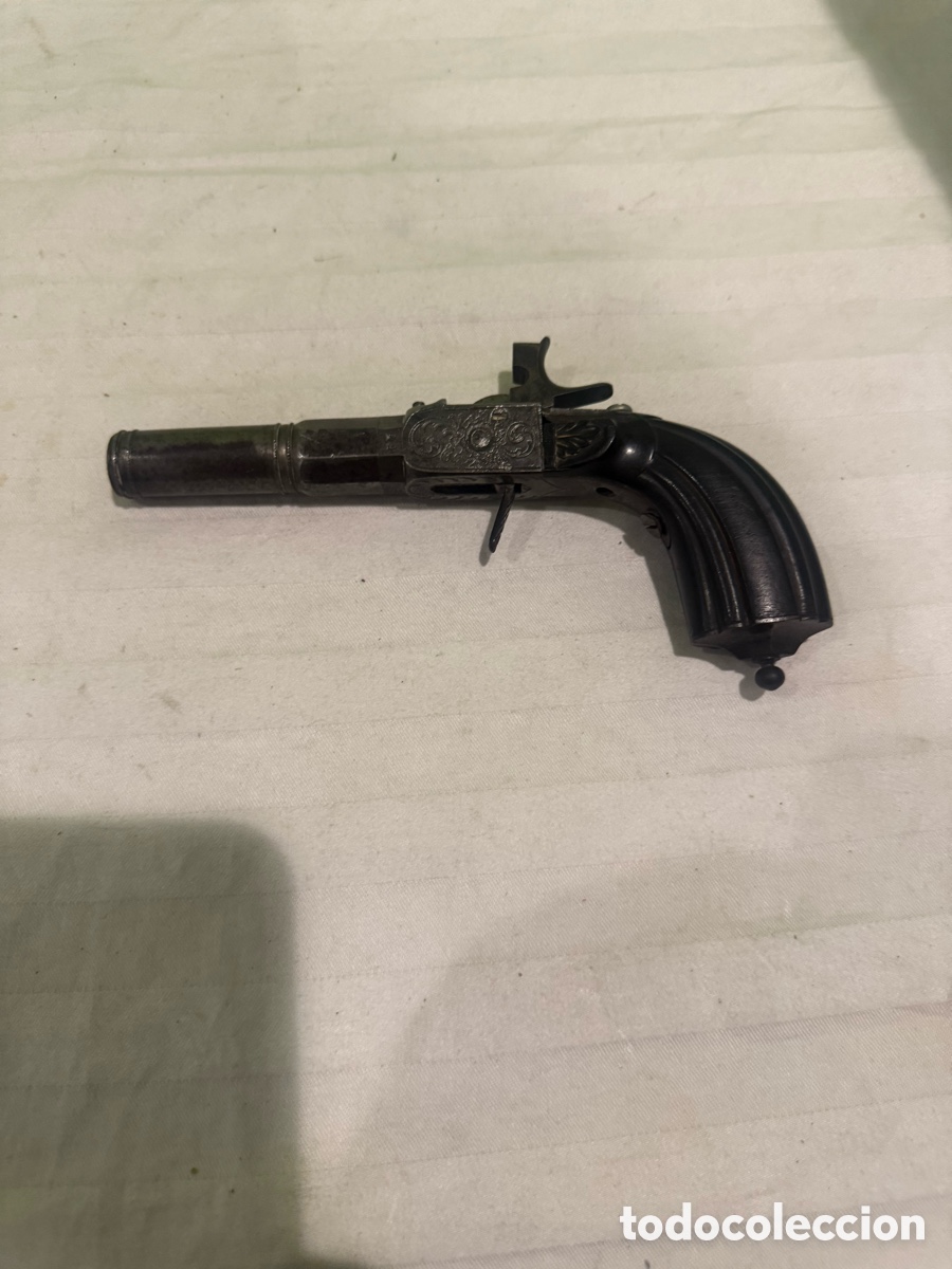 Antig&uuml;edades: Antigua pistola de bolsillo de percusi&oacute;n siglo XIX. Hierro grabado y madera, firma a estudiar.