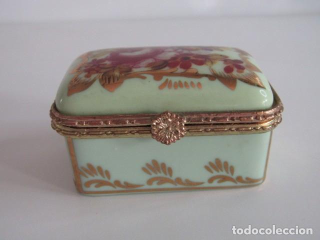 Antiques: PRECIOSA CAJITA JOYERO O PASTILLERO DE PORCELANA - ESTILO LIMOGES - DECORACI&Oacute;N FLORAL Y ORO - 6 CM