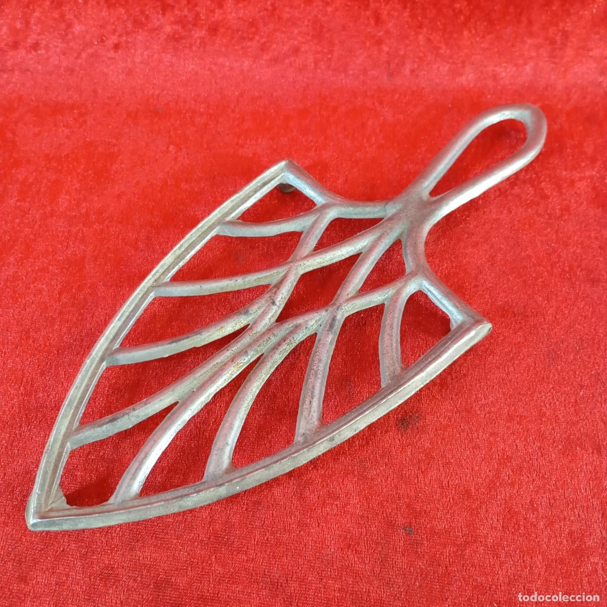 Antig&uuml;edades: ANTIGUO REPOSAPLANCHAS - FABRICADO EN METAL - SIGLO XX - 26,5 X 11,7 CM