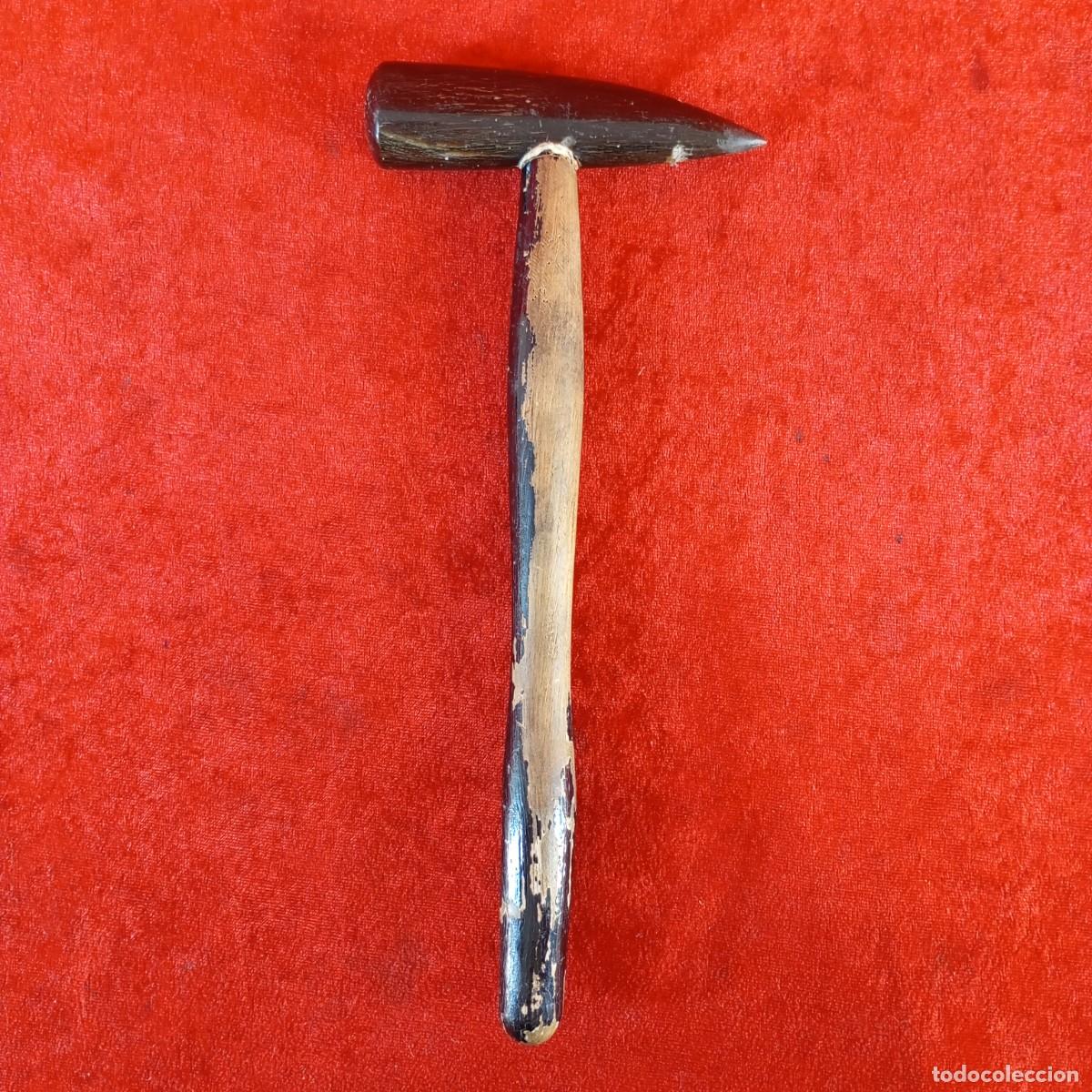 Antig&uuml;edades: MARTILLO DE TAPICERO VINTAGE - CABEZA TALLADA EN HUESO Y MANGO DE MADERA - 27 CM DE LARGO