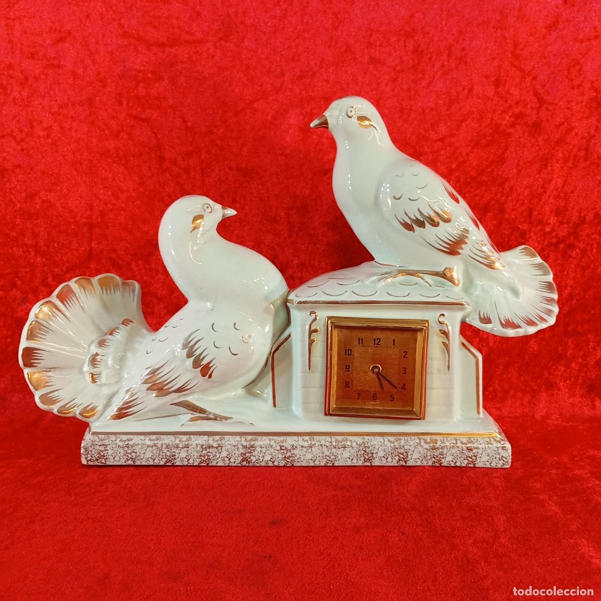 Antig&uuml;edades: ANTIGUA PENDULETA DE SOBREMESA DE CER&Aacute;MICA - ESTILO ART D&Eacute;CO - T&Oacute;RTOLAS - 1930'S - 26 X 39 CM