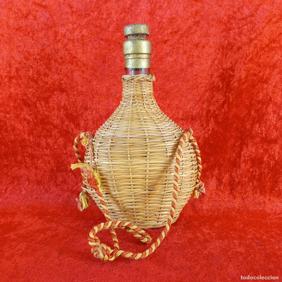 Antig&uuml;edades: BOTELLA DE CRISTAL VINTAGE - FORRADA EN MIMBRE - RECIPIENTE PARA LICOR - SIGLO XX - 21 CM DE LARGO